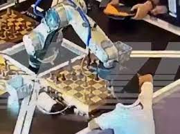 Criança Tem seu dedo Esmagado Por Robo em uma partida de xadrez.(assista ao Video)