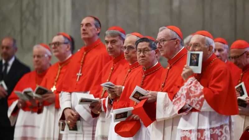 Cardeais se reúnem para início do conclave