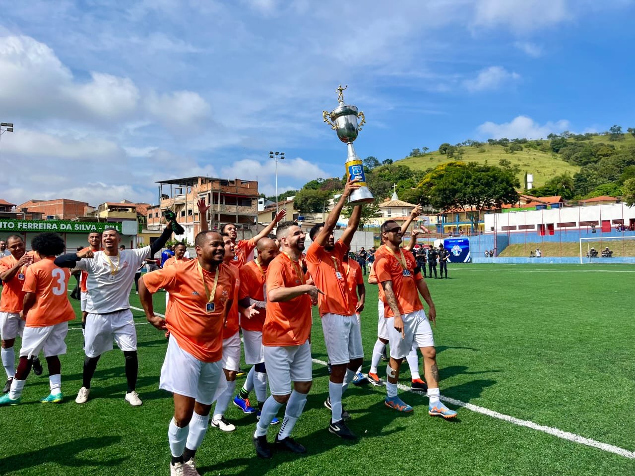 Imagem da equipe da Natura celebrando o 12º título da Copa do Trabalhador.