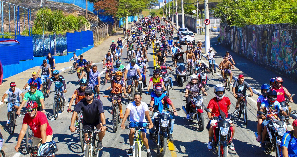 Imagem da saída do tradicional Passeio Ciclístico de Cajamar