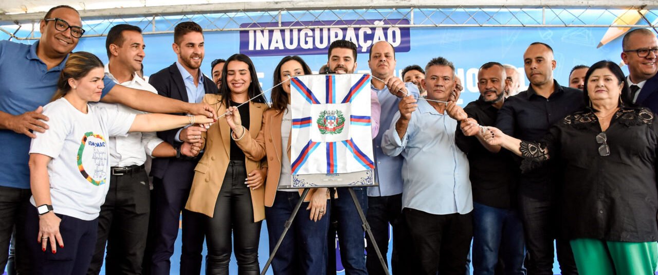 Imagem do prefeito de Cajamar, Kauãn Berto, ao lado da equipe de governo durante a inauguração da nova unidade do Centro de Apoio Educacional Especializado CAEE II