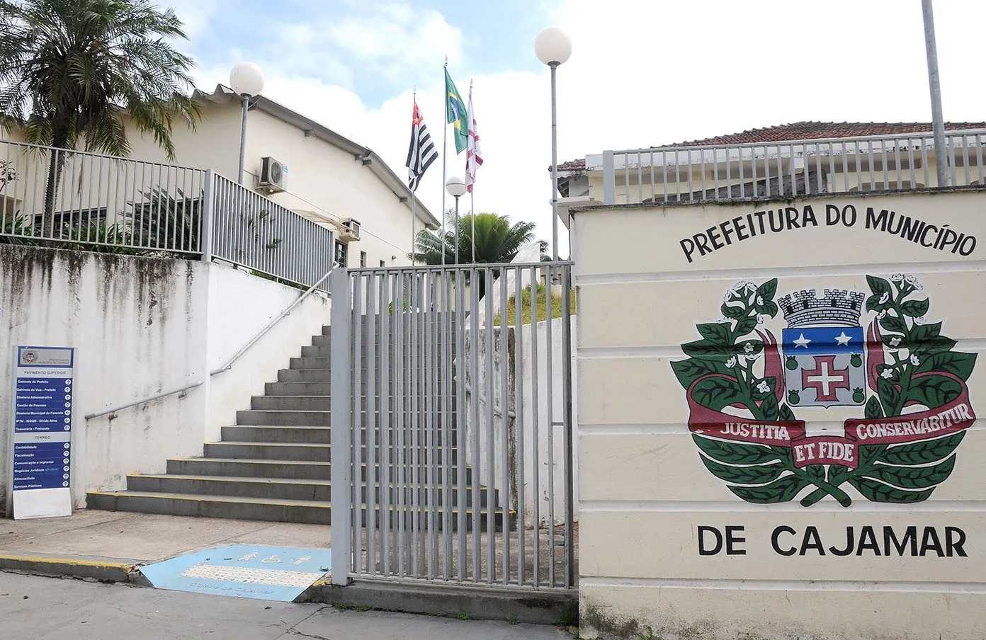 Imagem da fachada da prefeitura de Cajamar