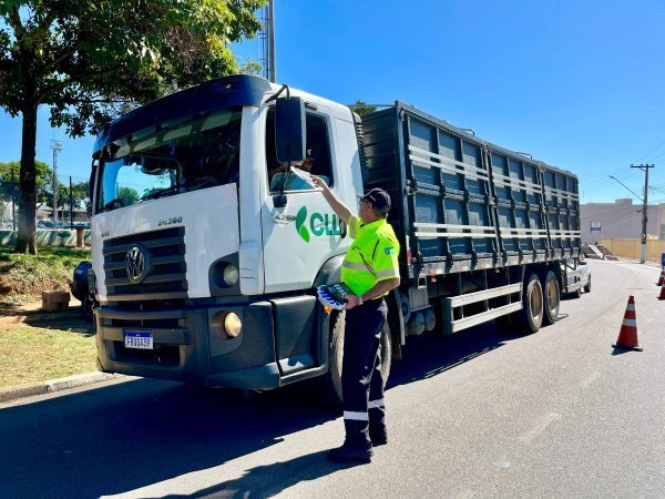 Imagem de uma ação da Campanha Maio Amarelo no bairro do Jacaré, em Cabreúva