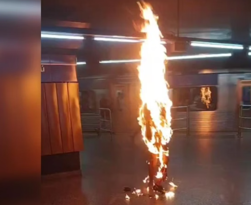 Imagem de homem que ateou fogo no próprio corpo em estação do metrô em São Paulo