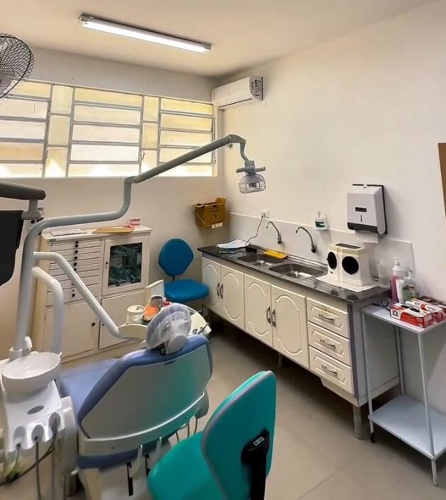 Imagem da sala de odontologia da UBS de Jordanésia, em Cajamar