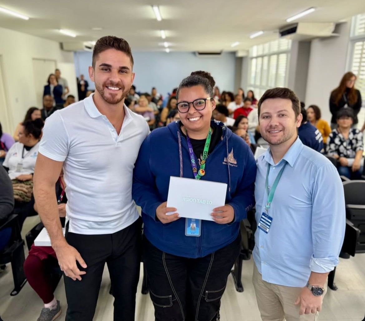 Prefeito de Cajamar, Kauãn Berto, durante entrega de tablets aos agentes comunitários de saúde