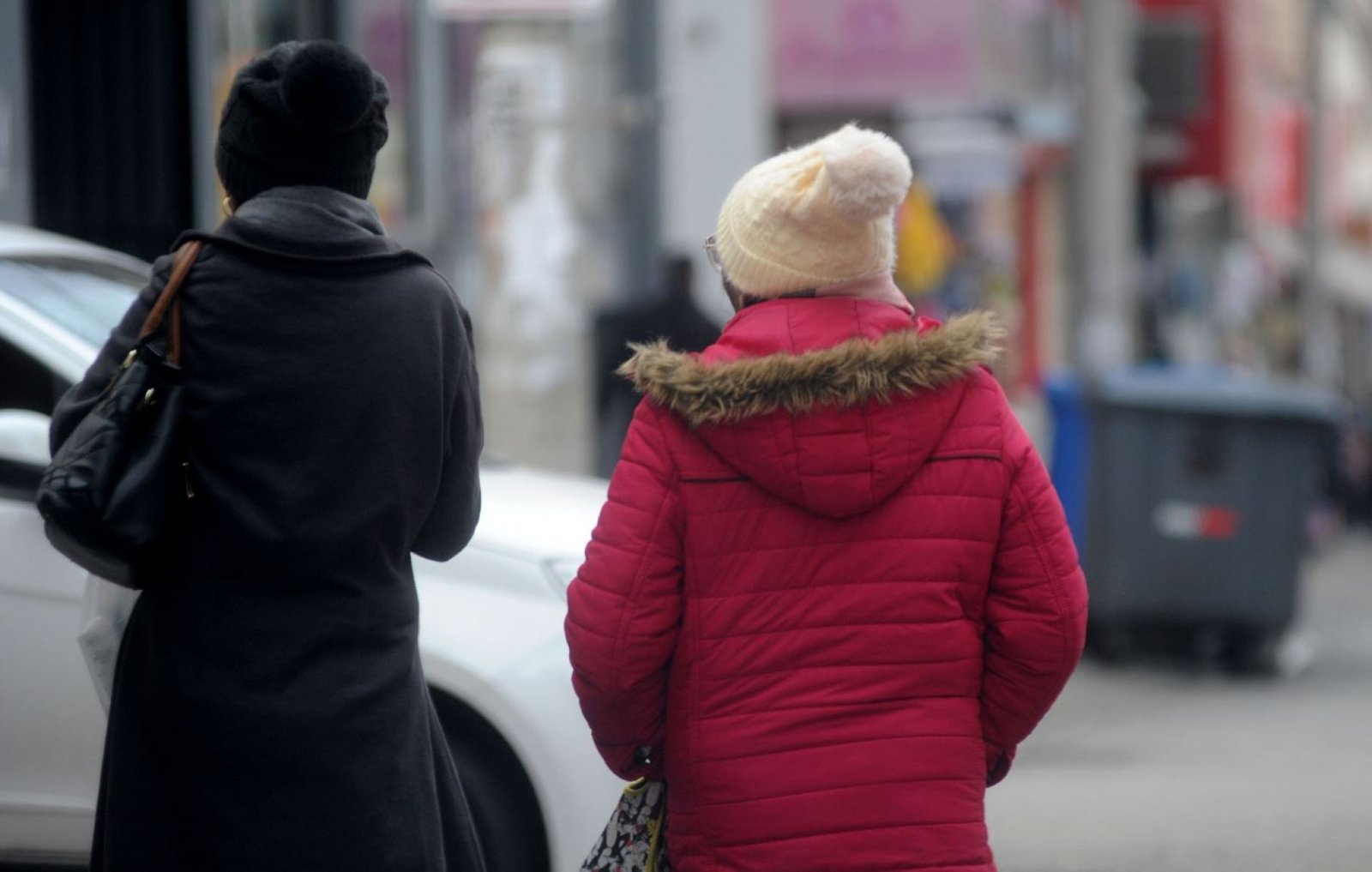 Imagem de mulheres com roupas de frio