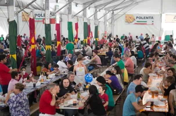 Imagem de mesas lotadas na Festa Italiana de Jundiaí.