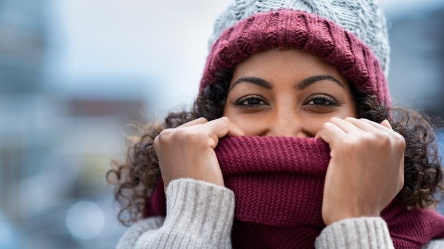 Imagem de mulher com roupas de frio
