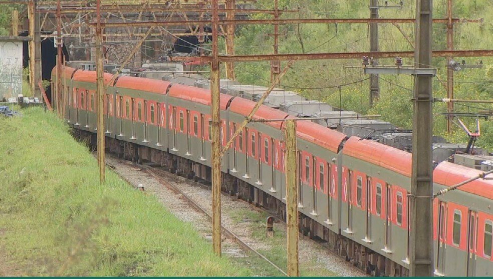 Imagens de um trem nos trilhos da linha 7-Rubi