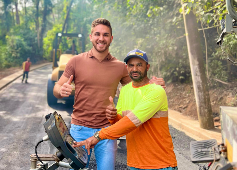 Prefeito de Cajamar, Kauãn Berto, acompanha reta final da pavimentação da rua Antônio Francisco de Souza