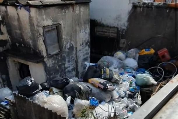 Imagem de lixo acumulado em casa localizada em Cabreúva