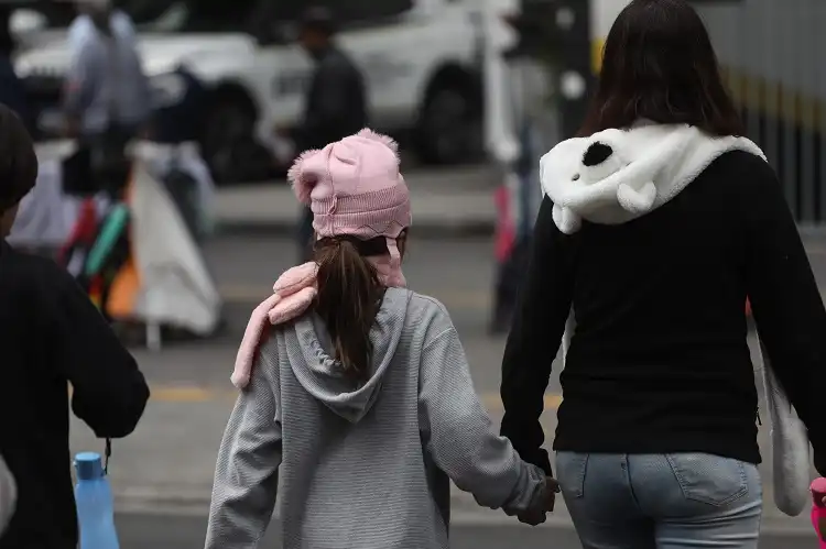 Pessoas com casaco em dia de frio intenso