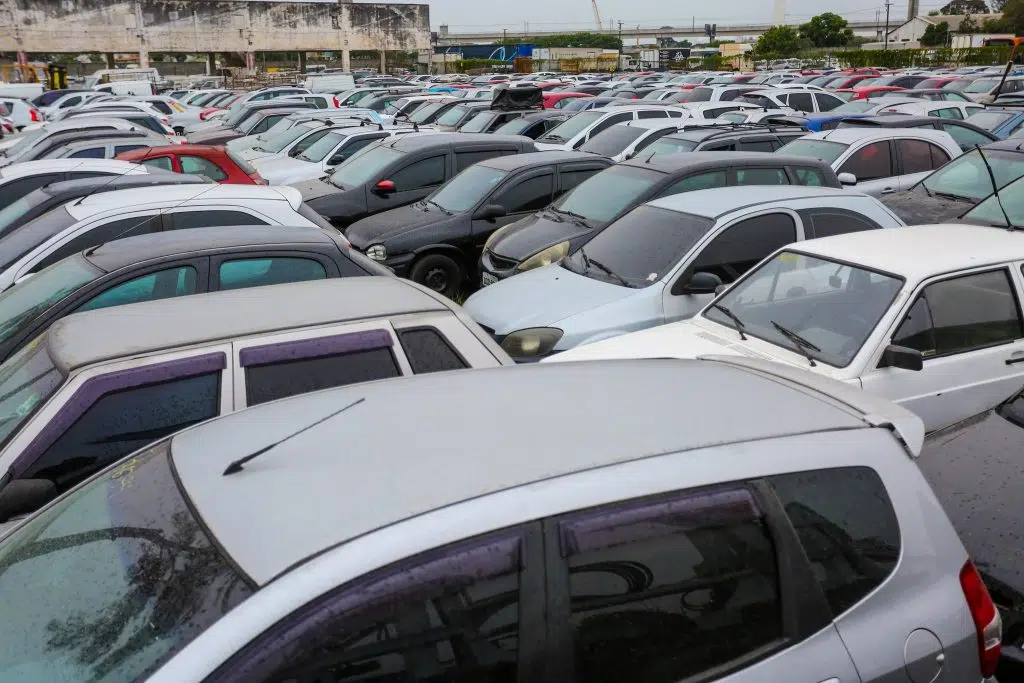 Veículos estacionados para o Leilão do Detran-SP em Caieiras