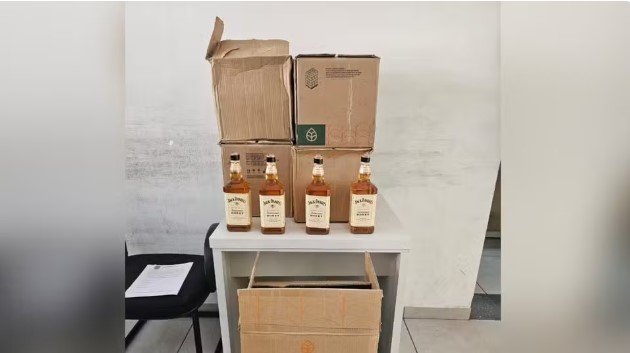 Garrafas de whisky apreendidas com homem em Jundiaí