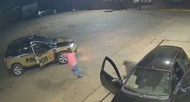 Mulher corre para viatura da PM para pedir socorro em Minasa Gerais