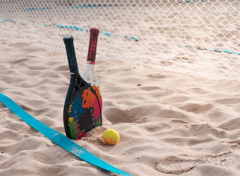 Raquetes e bolinha para a prárica de beach tênis