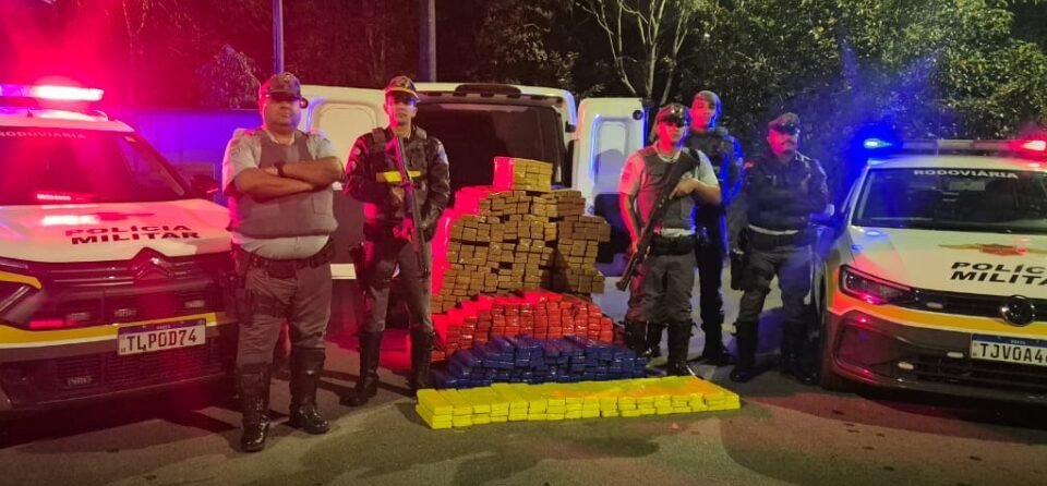 Mais de 600 tijolos de drogas são apreendidos em veículo abandonado na Rodovia dos Bandeirantes, em Caieiras