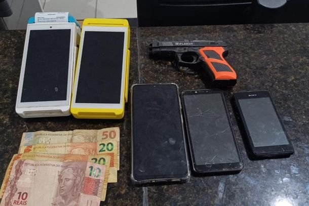 Apreensão de celulares, drogas e simulacro de arma feitas pela Polícia Militar no bairro Vilarejo, em Cabreúva.
