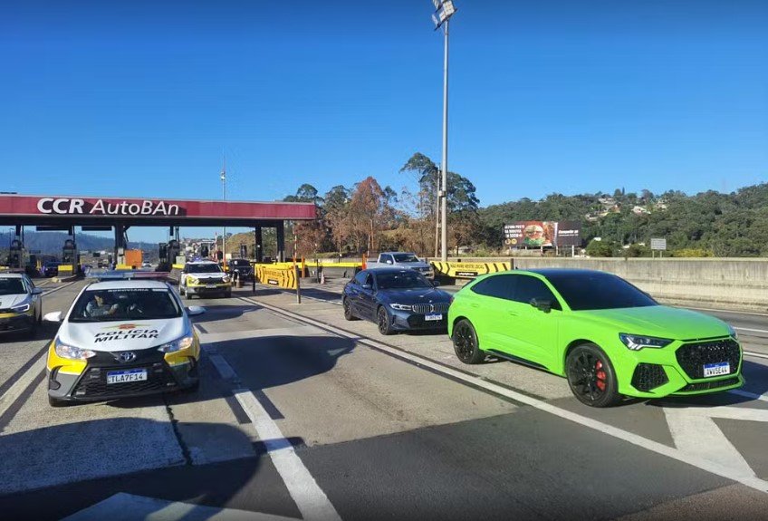 Veículos de luxo recolhidos após condutores serem flagrados participando de um racha na Rodovia dos Bandeirantes.