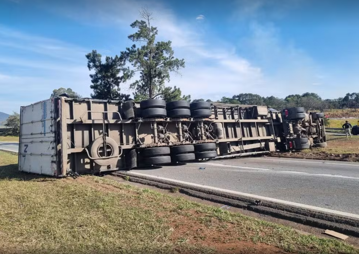 Carreta com 22 toneladas de peças automotivas tomba na Fernão Dias e interdita rodovia por 3h30 em Atibaia - Foto: G1