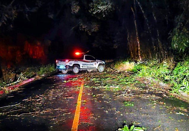 Defesa Civil atua com agilidade na desobstrução da Rodovia Juvenal Ponciano de Camargo em Nazaré Paulista