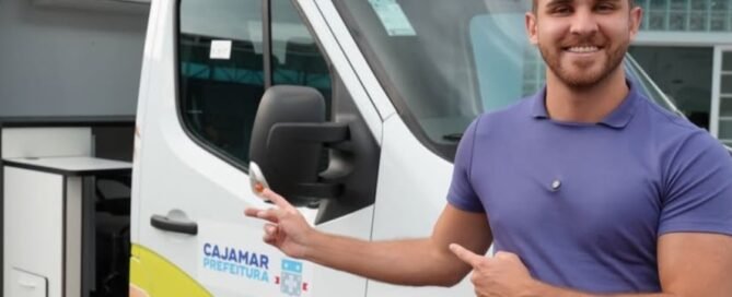 Prefeito Kauan Berto ao lado da mais nova van entregue para a UBS Animal