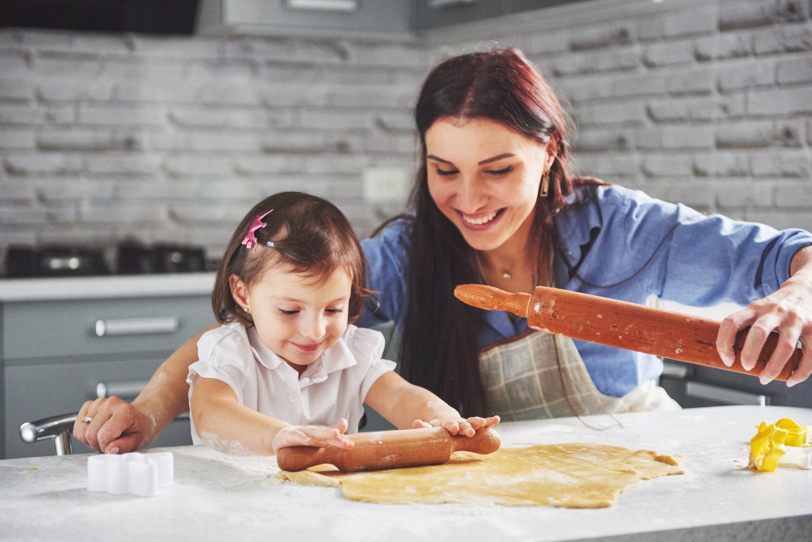 Mãe e filho cozinhando.