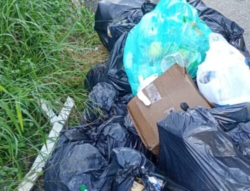 Bloqueio de rua prejudica coleta de lixo e preocupa moradores em São Roque