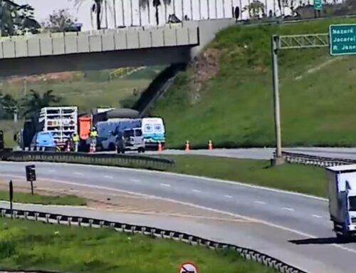 Engavetamento com caminhões e carreta fecha a faixa na D. Pedro I, em Bom Jesus dos Perdões