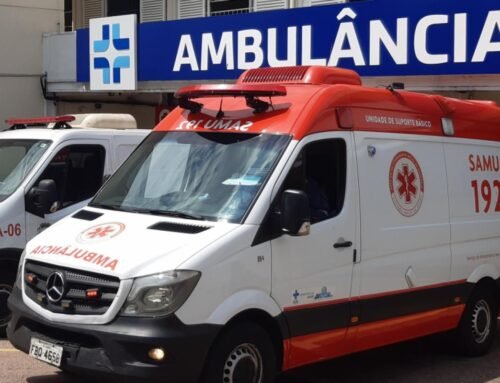 Mulher é socorrida de ambulância após ser agredida pelo marido em Jundiaí