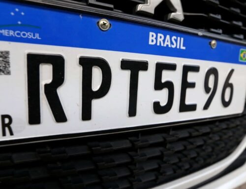 Projeto avança e pode retomar cidade e estado nas placas de veículos