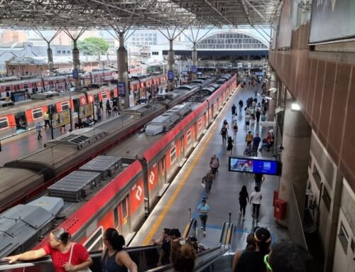 Ação na estação Caieiras oferece apoio emocional e escuta gratuita a passageiros da Linha 7-Rubi