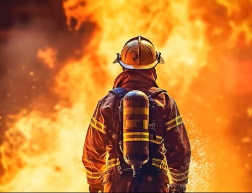 Incêndio em terreno baldio se espalha e destrói casa de idoso em Bragança Paulista