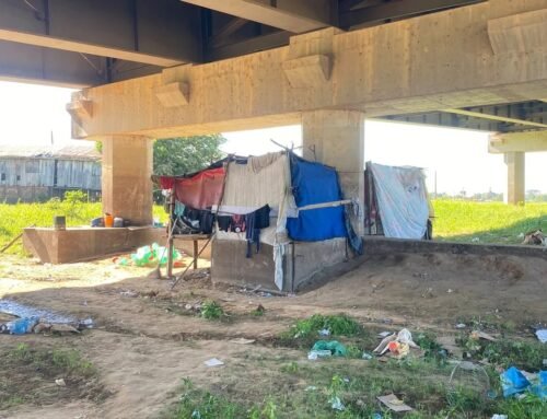Viaduto sob o anel viário vira abrigo improvisado e evidencia avanço da vulnerabilidade social