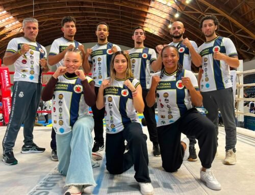 A delegação de Itu teve um desempenho de destaque no Campeonato Brasileiro de Kickboxing, ao conquistar um total de 11 medalhas na competição nacional. O resultado reforça a força do município na modalidade e o trabalho desenvolvido pelas equipes locais de base e alto rendimento.  A participação ituana foi marcada por uma série de lutas equilibradas e grande regularidade dos atletas ao longo do torneio. Com bom desempenho técnico e físico, a equipe conseguiu subir ao pódio em diferentes categorias, acumulando medalhas em provas individuais e por divisão de peso.  O desempenho expressivo colocou Itu entre as delegações de maior destaque da competição, que reuniu atletas de várias regiões do país em disputas de alto nível técnico. O resultado também evidencia a consolidação do kickboxing no município, que vem se destacando em competições estaduais e nacionais nos últimos anos.  Além das conquistas no quadro de medalhas, a participação no campeonato também é considerada importante para a experiência dos atletas, que enfrentaram adversários de diferentes estilos e níveis de preparação, ampliando o repertório competitivo da equipe.  O resultado final de 11 medalhas reforça o protagonismo de Itu no cenário do kickboxing brasileiro e demonstra o avanço contínuo do trabalho esportivo desenvolvido na cidade, com foco na formação de atletas e no fortalecimento das modalidades de combate.