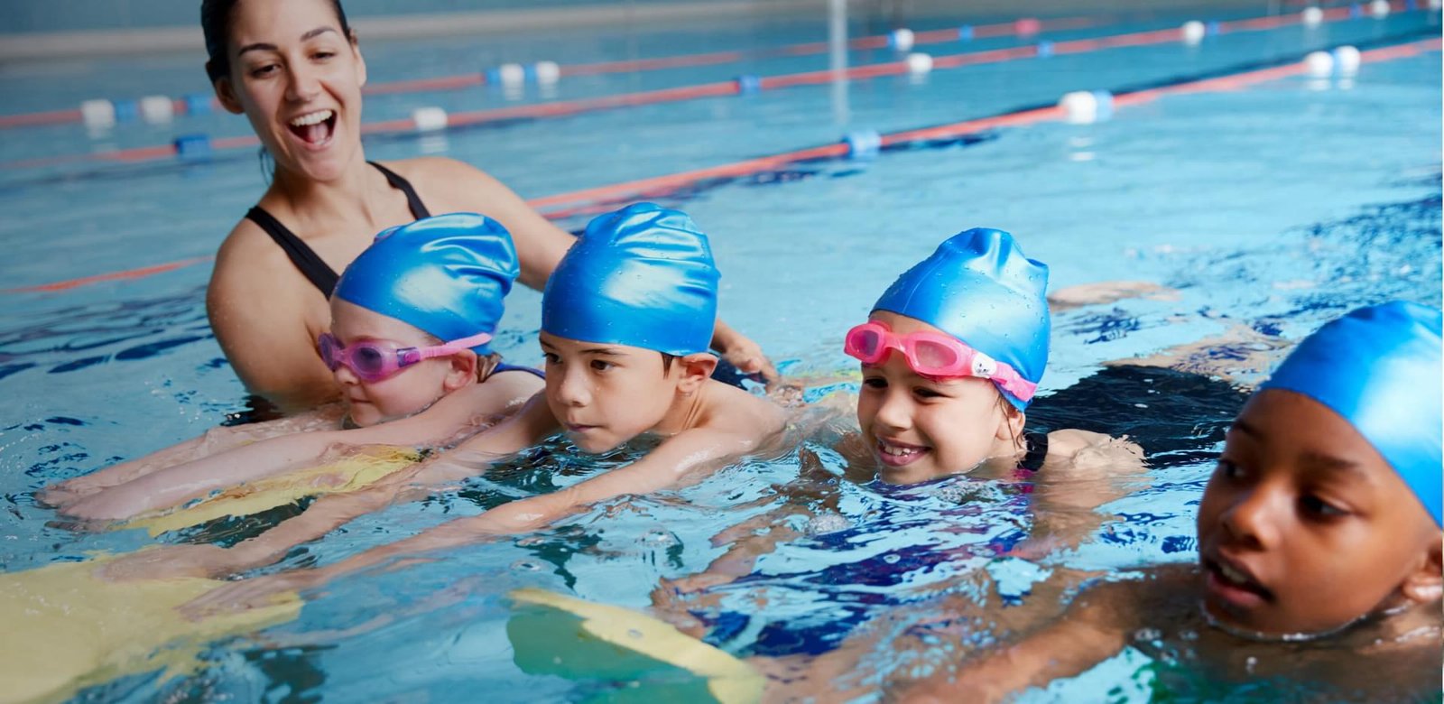 b3edae17b2ff7c692376d00e85600ca099d391a6_HP_SLIDER_SITE_3200X1560_aulas_de_grupo_NATACAO_KIDS_1920x936