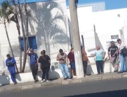 Fila em agência da Sabesp reforça insatisfação de moradores com contas de água em Cabreúva