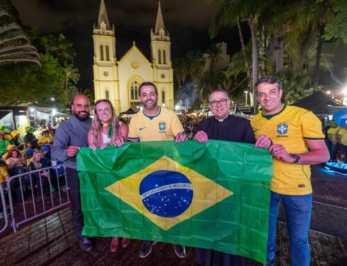 Torcida lota Praça da Matriz para estreia do Brasil