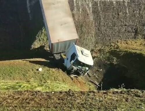 Caminhão cai em barranco na Rodovia Santos Dumont, em Salto