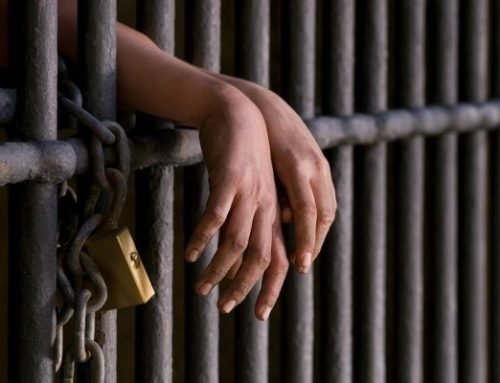 Pai é preso em flagrante por espancar filho de 4 anos durante período de guarda autorizada