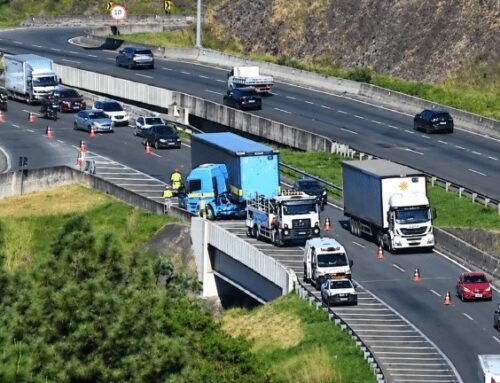 Caminhão perde controle e fica em “L” no Anel Viário em Valinhos; faixa é interditada