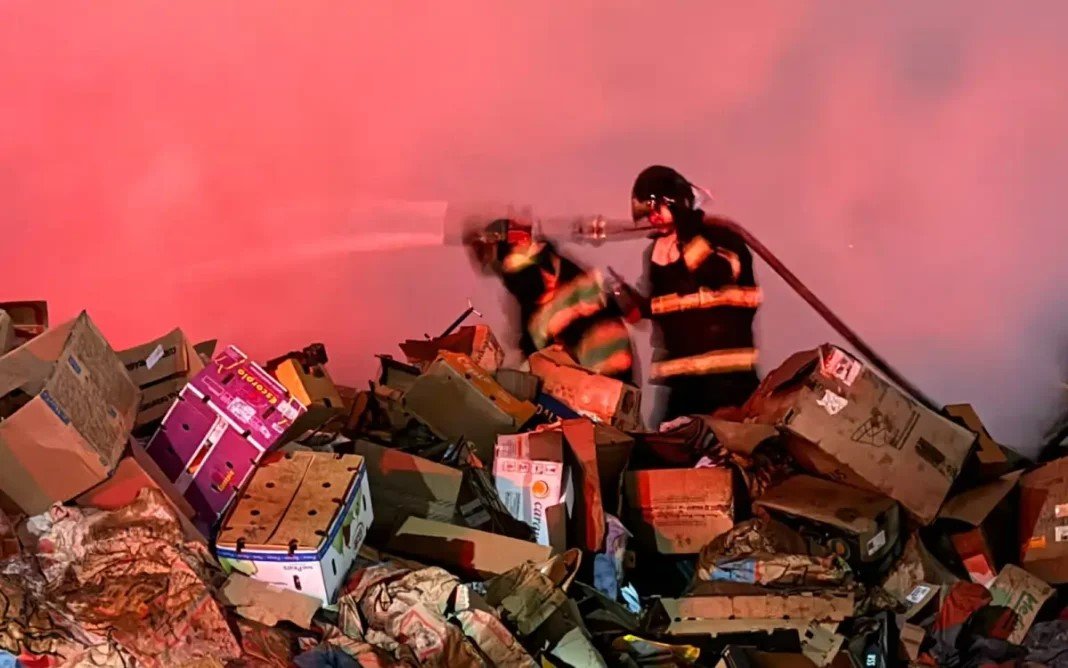 Incendio-atinge-deposito-de-sucata-em-Braganca-Paulista-e-mobiliza-equipes-dos-Bombeiros-1068×668