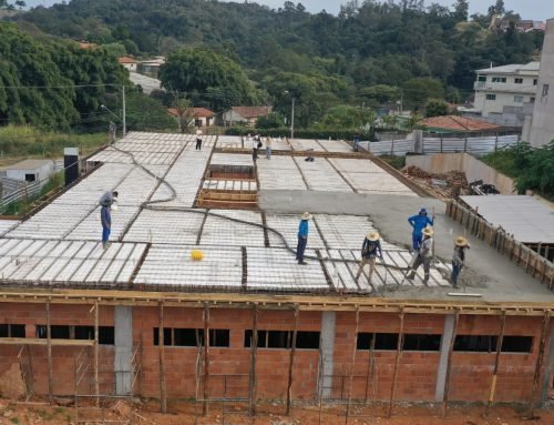 Obras da nova UBS Jardim Emília avançam com concretagem da laje em Louveira