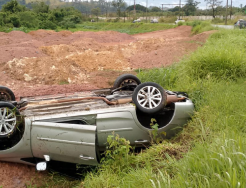 Carro capota na Marginal do Rio Jundiaí e mobiliza equipes de trânsito