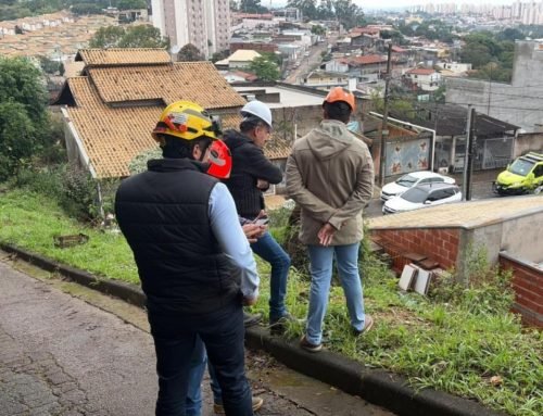 Casa é interditada após deslizamento de terra no Jardim Caçula, em Jundiaí
