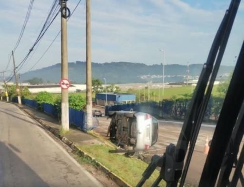 Carro amanhece tombado na Avenida Francisco Nakasato, em Itupeva