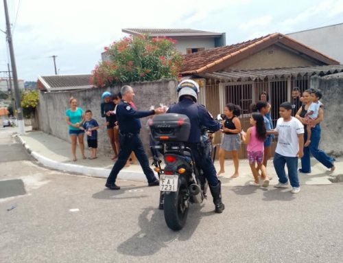 GCM de Vinhedo distribui doces para crianças no Dia das Crianças