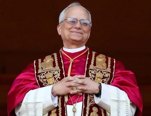 Papa Leão XIV chega a hospital em Roma para cirurgia no pulmão